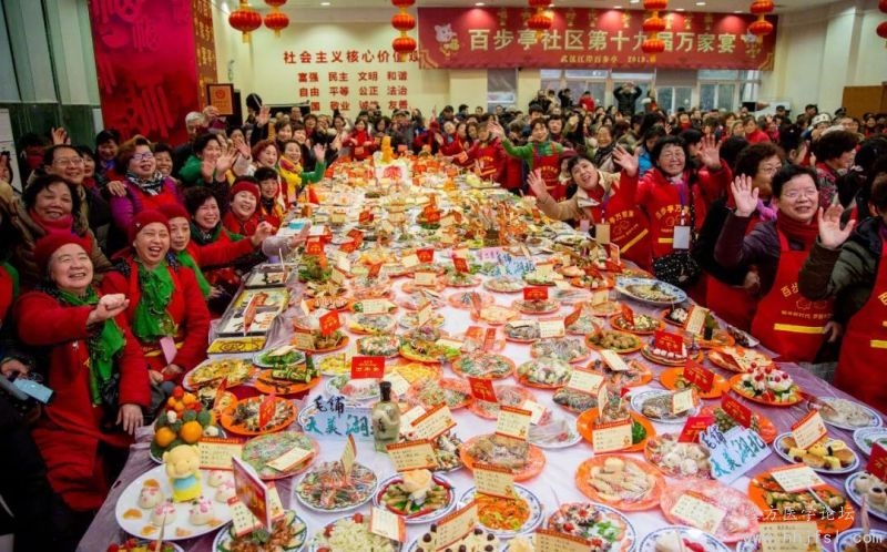 中国南方农历小年，武汉百步亭社区四万人吃家宴.jpg