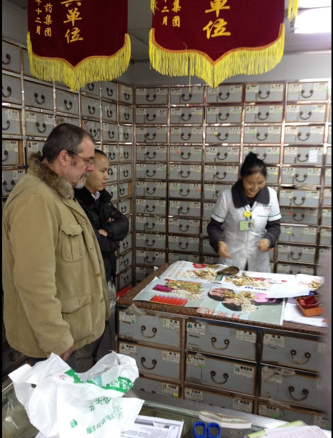 意大利病人对各种中药非常感兴趣。正在为他在中国买中药